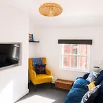 Granby House Apartments, 3, In The Old Town, Sea And Castle Views 5 Minutes Walk To South Bay *