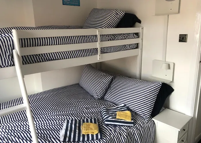 Granby House Apartments, 3, In The Old Town, Free On Street Parking Included Sea And Castle Views *