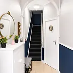 Granby House Apartments, 3, In The Old Town, Sea And Castle Views 5 Minutes Walk To South Bay
