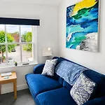 Granby House Apartments, 3, In The Old Town, Sea And Castle Views 5 Minutes Walk To South Bay 아파트