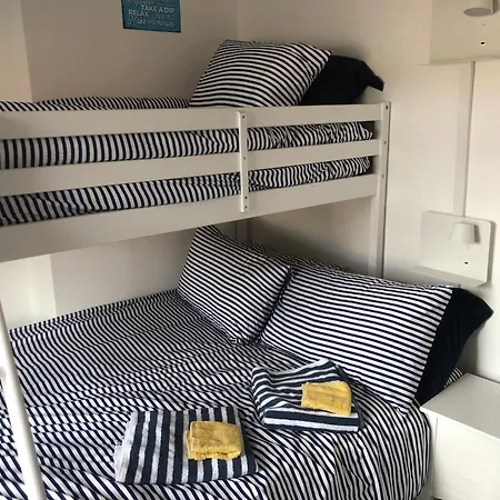 Granby House Apartments, 3, In The Old Town, Sea And Castle Views 5 Minutes Walk To South Bay *