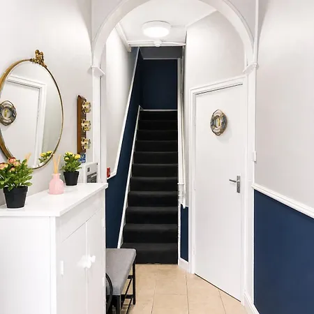 Granby House Apartments, 3, In The Old Town, Sea And Castle Views 5 Minutes Walk To South Bay