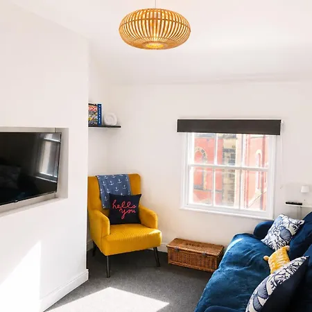 Granby House Apartments, 3, In The Old Town, Sea And Castle Views 5 Minutes Walk To South Bay *